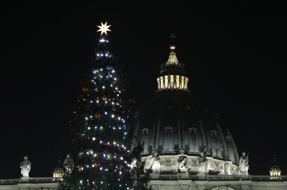 Рождественская ель зажгла свои огни на площади Св. Петра (ФОТО)