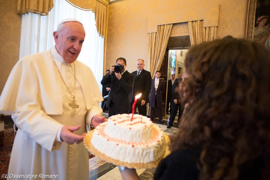 Бедные и бездомные римляне отпраздновали день рождения Папы