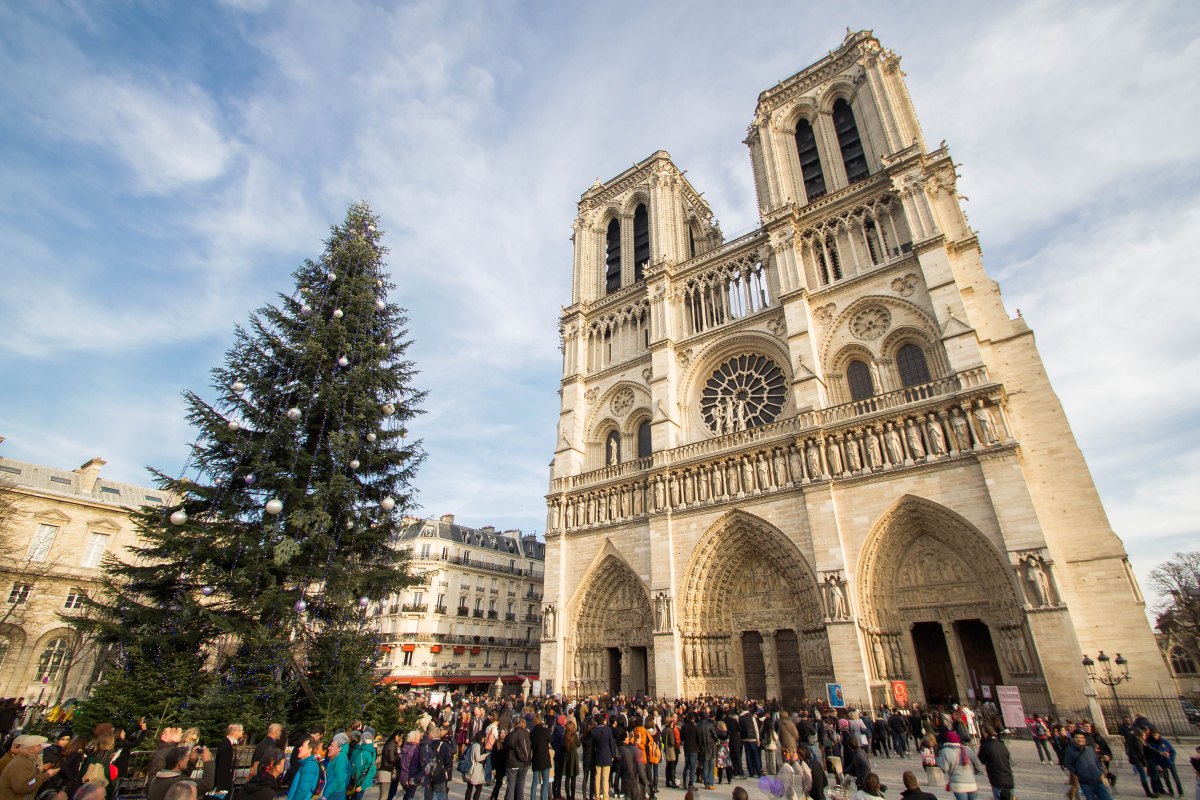 В рождественскую ночь мусульмане организовали охрану католического храма во Франции