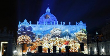 На один вечер фасад базилики св. Петра стал большим экраном