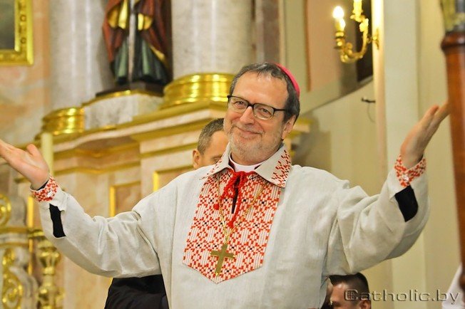 Архиепископ Клаудио Гуджеротти надел вышиванку на прощании с белорусской молодежью