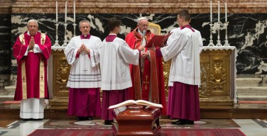 Папа проводил в последний путь кардинала Карло Фурно (фото)