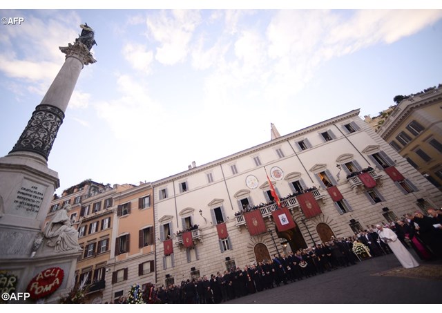В торжество Непорочного Зачатия Папа Франциск молился у фигуры Богоматери на площади Испания в Риме