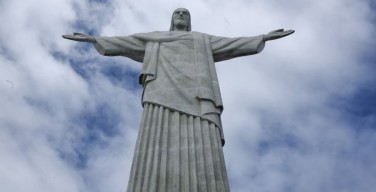 Новосибирец взобрался на 38-метровую статую Христа в Рио-де-Жанейро