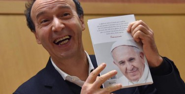 Новую книгу Папы Франциска представил актер и режиссер Роберто Бениньи
