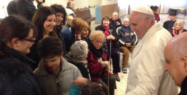 Папа Франциск посетил больных и стариков на римской окраине