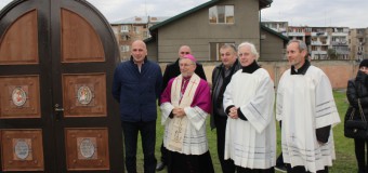 Грузинские католики открыли Святые врата на месте будущего храма