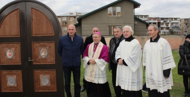 Грузинские католики открыли Святые врата на месте будущего храма