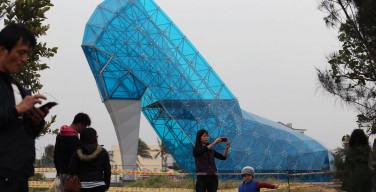 СМИ: На Тайване построили храм в виде женской туфельки