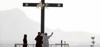 В последний день своего визита в Мексику Папа Франциск встретился на границе с США с тружениками и заключенными