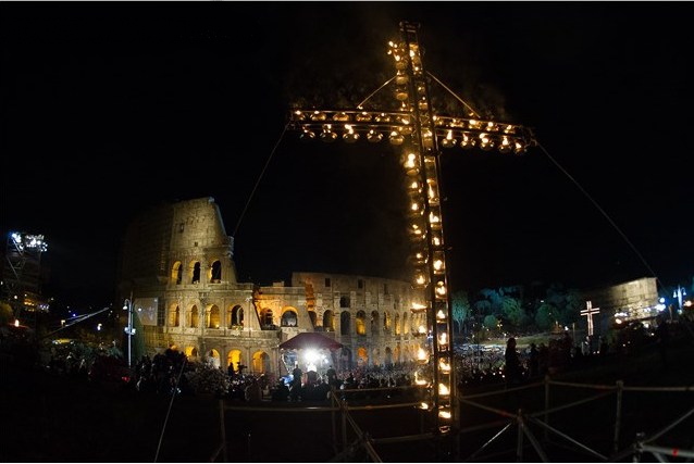 Via Crucis в Колизее: путь на Голгофу как дар милосердия