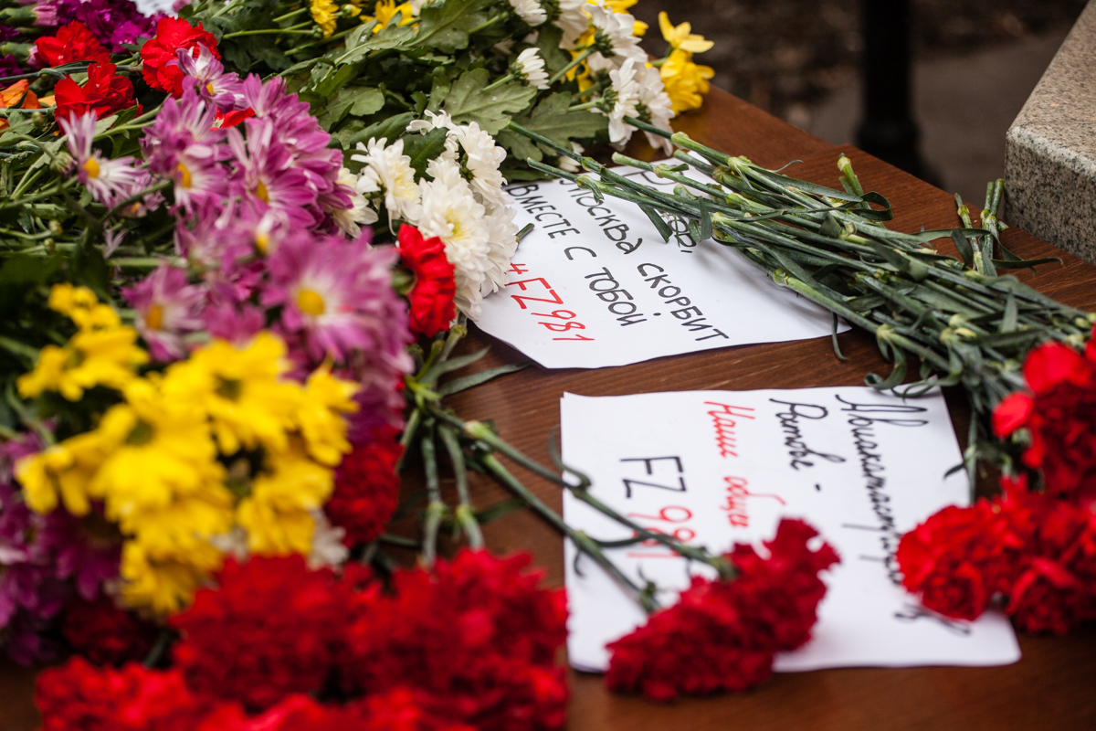 Люди несут цветы в память о погибших пассажирах «Боинга»
