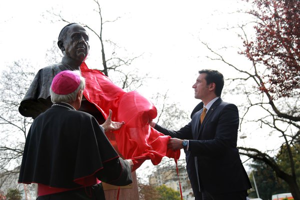 В столице Албании установили памятник Папе Римскому Франциску