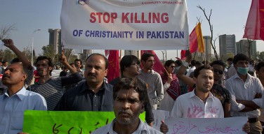 Пакистан: казнен убийца губернатора, защищавшего Азию Биби