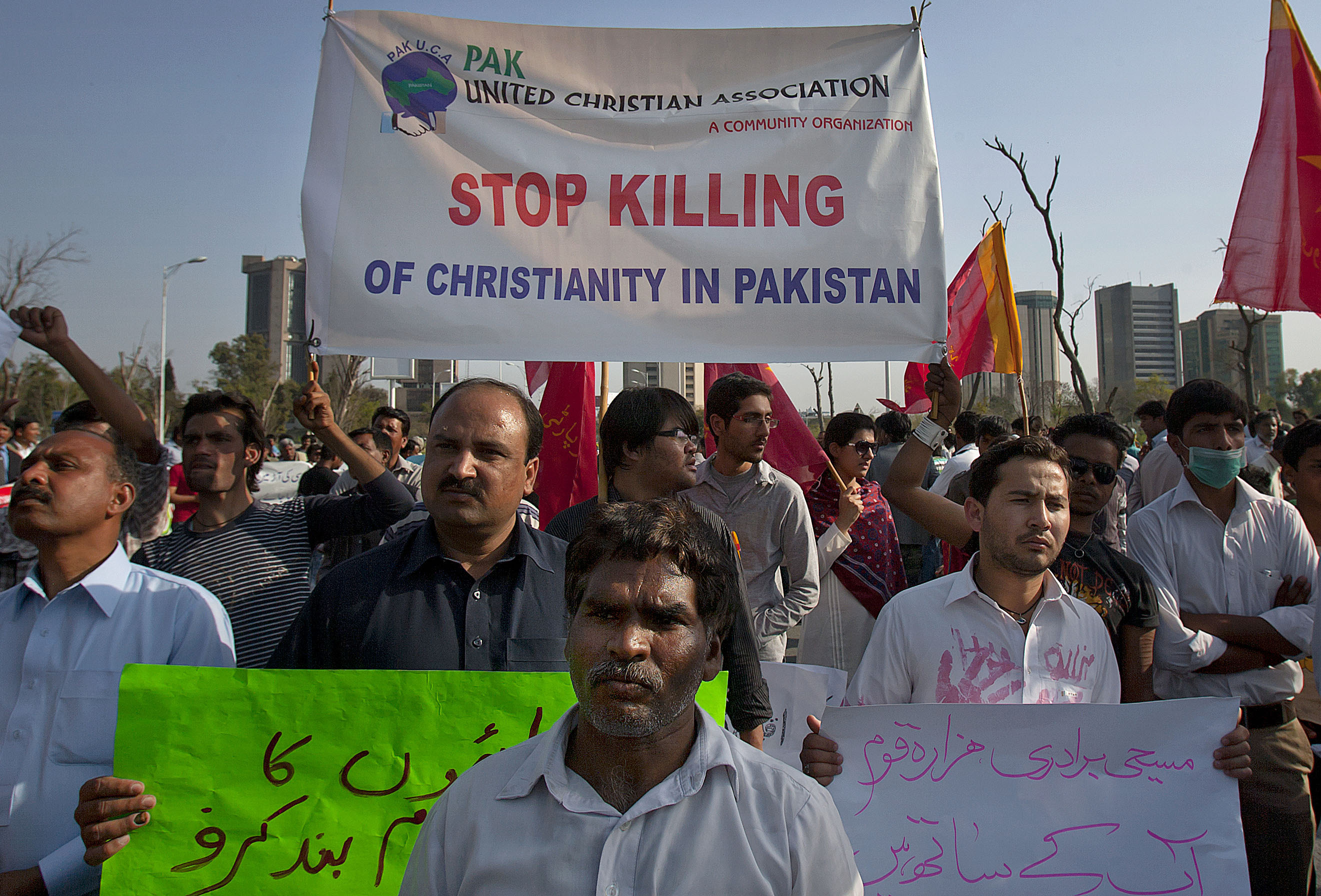 Пакистан: казнен убийца губернатора, защищавшего Азию Биби