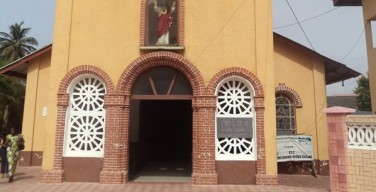 Во время терактов в Кот-д’Ивуаре сотни людей нашли убежище в католическом соборе