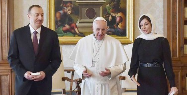 Для чего Папа Франциск едет в Азербайджан?