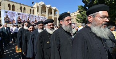 В канун Пасхи священники Коптской Церкви выходят для молитвы и проповеди на улицы городов Египта