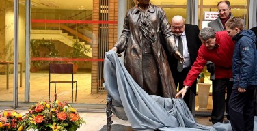 Памятник Екатерине Гениевой открыли в атриуме Библиотеки иностранной литературы