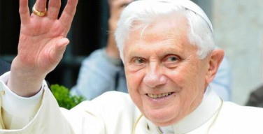 Бенедикт XVI поблагодарил всех, кто поздравил его с днем рождения