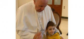 Папа встретился с больным ребёнком и его родителями
