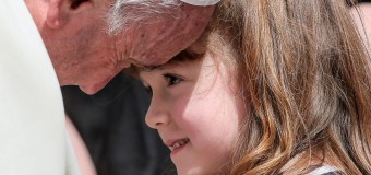 Папа встретился с пятилетней Лиззи, теряющей зрение и слух
