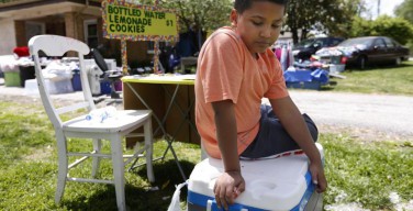 В США 9-летний мальчик продает лимонад, чтобы заработать на свое усыновление