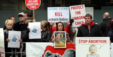 В Северной Ирландии девушку приговорили к 3 месяцам условного срока за аборт