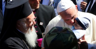 Папа Франциск объяснил, почему он взял с Лесбоса мусульманские семьи