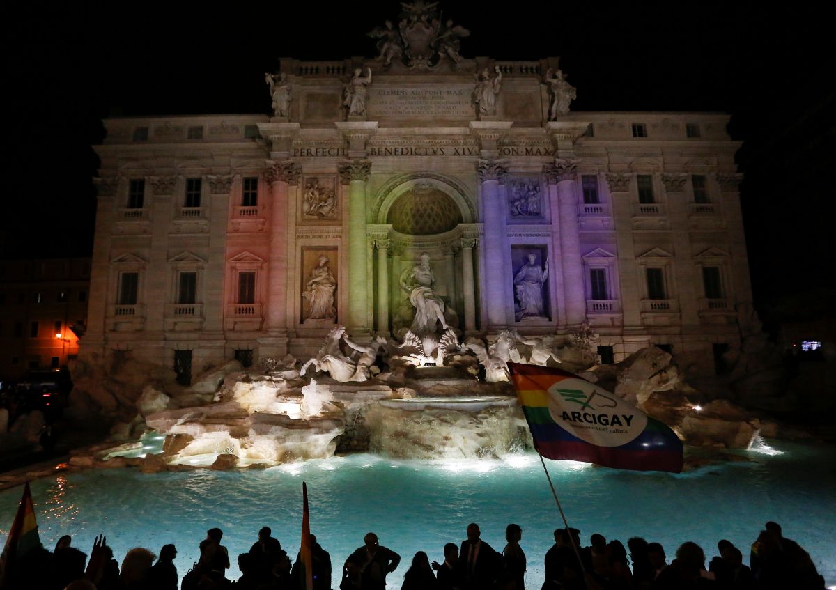 СМИ: Парламент Италии узаконил однополые «браки» после долгих дебатов