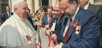 Уральский депутат Госдумы подарил георгиевскую ленточку Папе Римскому