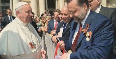 Уральский депутат Госдумы подарил георгиевскую ленточку Папе Римскому