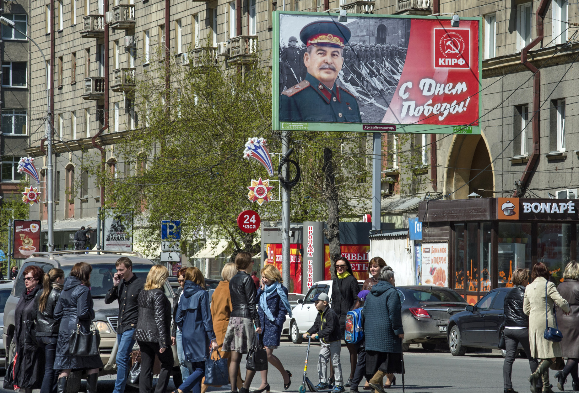 СМИ: по всему Новосибирску расклеили плакаты со Сталиным