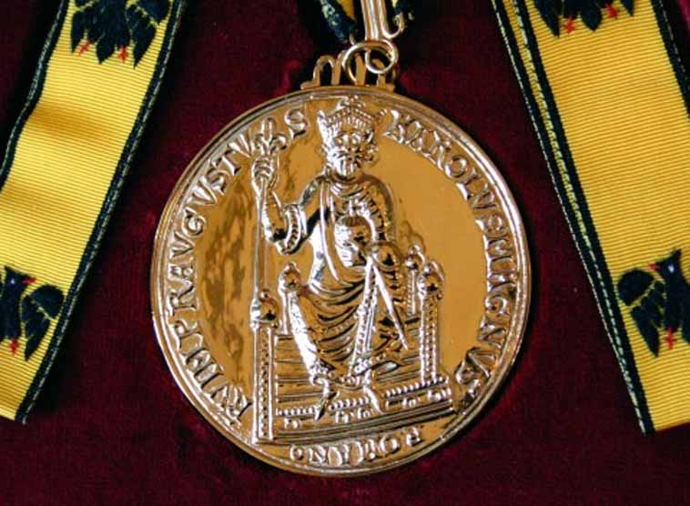 Папа Франциск удостоился премии имени Карла Великого