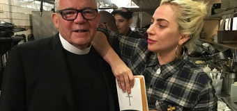 Lady Gaga взорвала фейсбук фото со священником