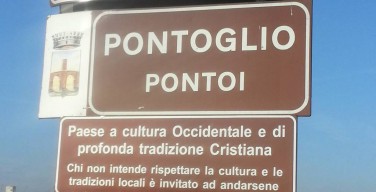 В Италии велели убрать дорожные указатели, призывающие уважать христианские ценности