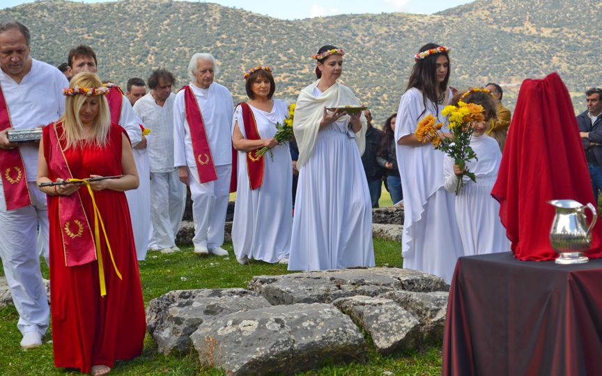 В Греции набирает популярность поклонение Зевсу и прочим древним богам