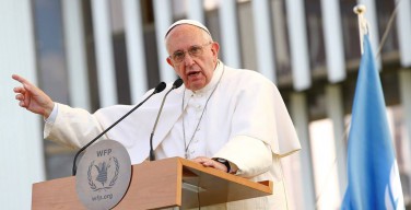 Папа Франциск раскритиковал ситуацию с оборотом оружия в мире после трагедии в Орландо