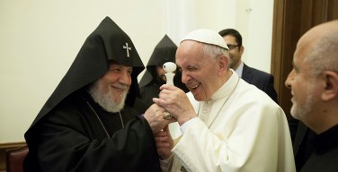 Папе Франциску подарили самый маленький в мире собственный портрет