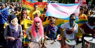 В центре Киева несколько сотен человек вышли на гей-парад