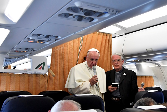 Пресс-конференция Папы на борту самолета