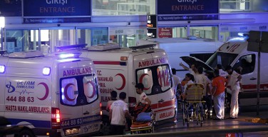 43 человека погибли, 147 получили ранения в результате взрывов в аэропорту Стамбула