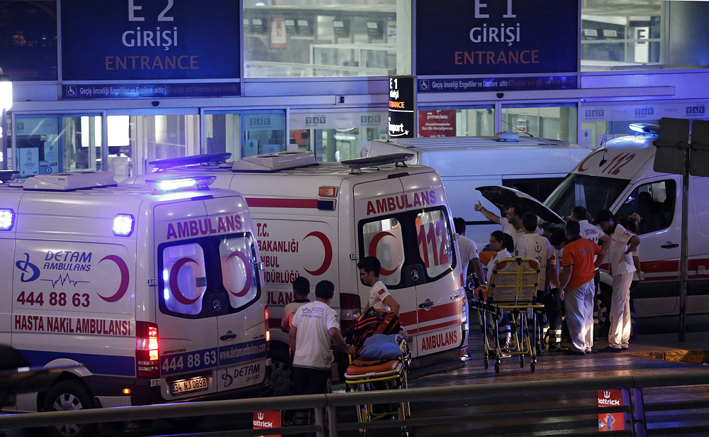 43 человека погибли, 147 получили ранения в результате взрывов в аэропорту Стамбула