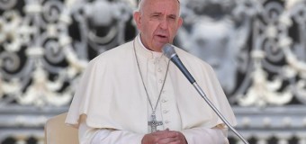 Папа Франциск молится о жертвах массового убийства в Орландо