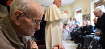 Папа посетил два Дома престарелых священников на окраине Рима