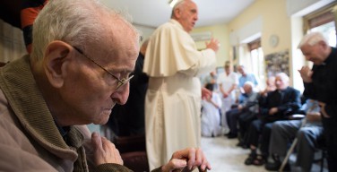 Папа посетил два Дома престарелых священников на окраине Рима