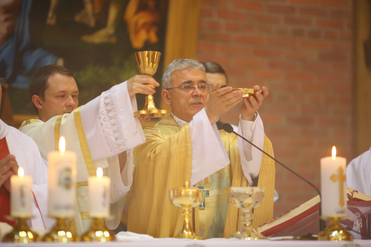 Духовенство и верные поздравили Владыку Иосифа Верта с 25-летием епископской хиротонии