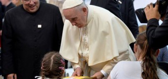 Папа среди больных детей: служение страждущим помогает возрастать в человечности