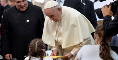 Папа среди больных детей: служение страждущим помогает возрастать в человечности