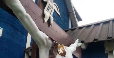 СМИ: в Тольятти вандалы разгромили статую Иисуса Христа у католического храма